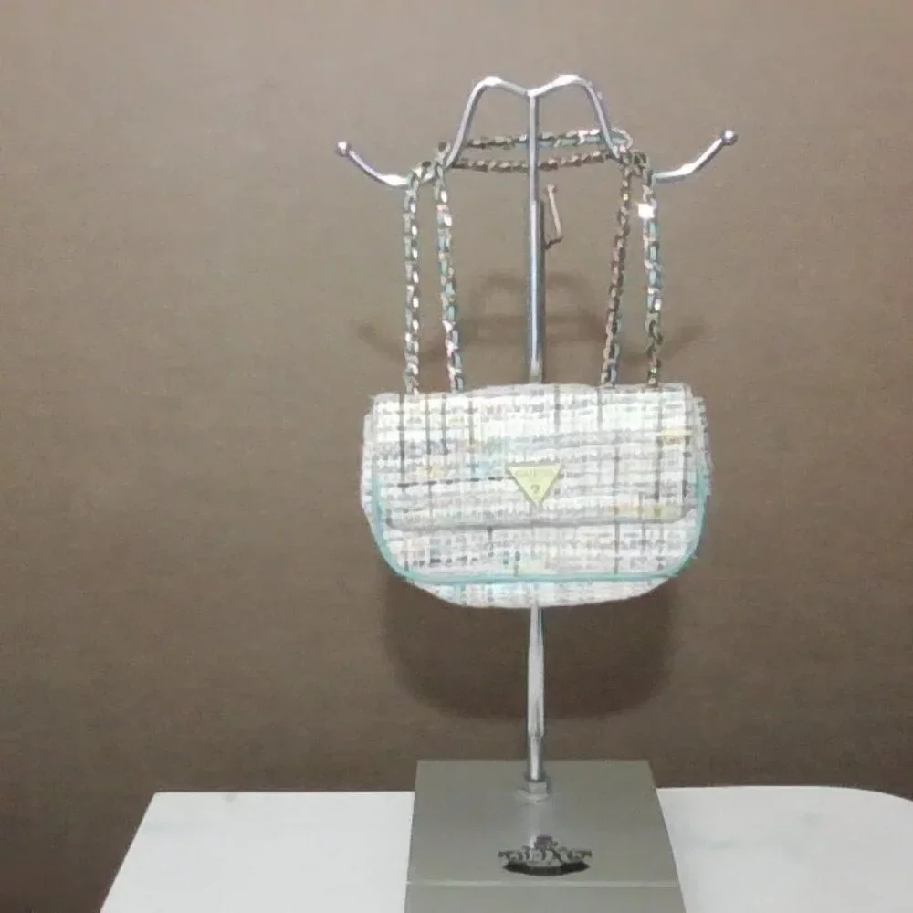 Guess handbag wrestles
